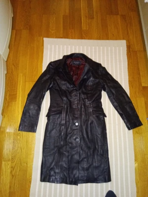 Roco baroco läder kappa strl 42  - Snygg läder kappa från roco baroco 