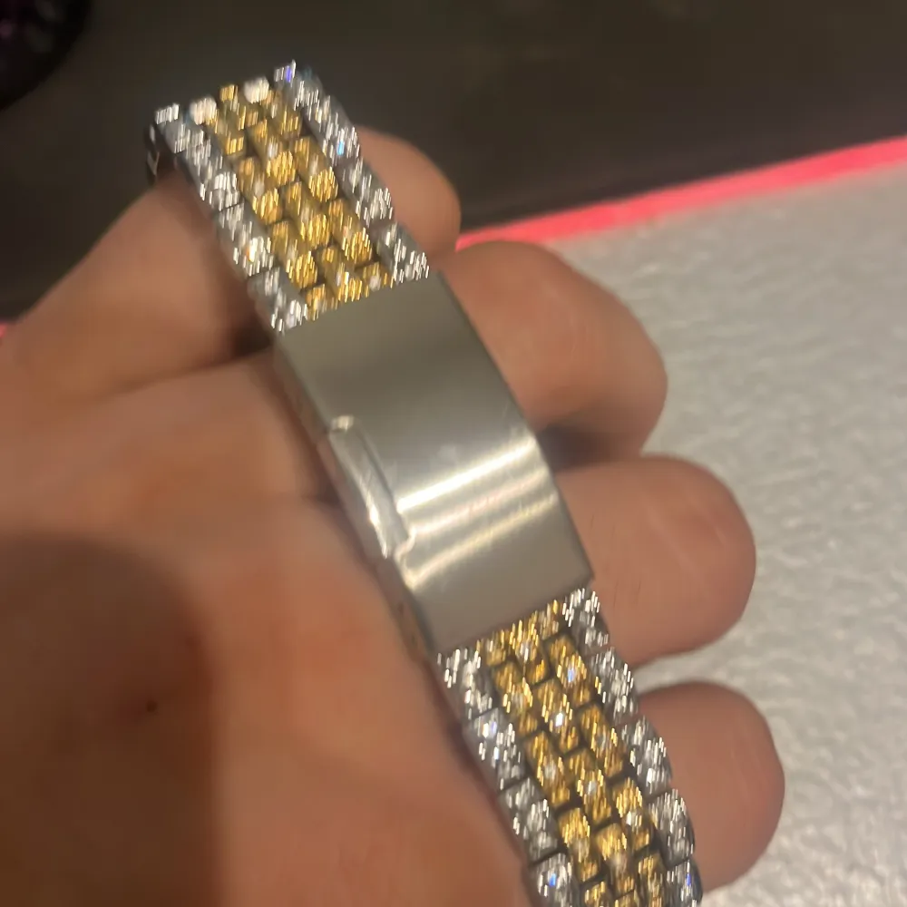 En snygg iced out röd klocka. Köpte den i spanien på en marknad för 700kr. Priset kan diskuteras vid snabb affär!. Accessoarer.