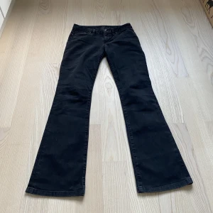 Lågmidjade mörk grå jeans - Lågmidjade bootcut mörk grå jeans I bra skick. Innerbenslängd: 79cm Midja: 36cm
