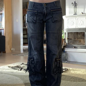 Jeans - Cargojeans, står strl 40 i men jag har xs/s i byxor Lite slitna längst ner vid benen Innerbenslängd: 78 cm Midjemått: 41cm