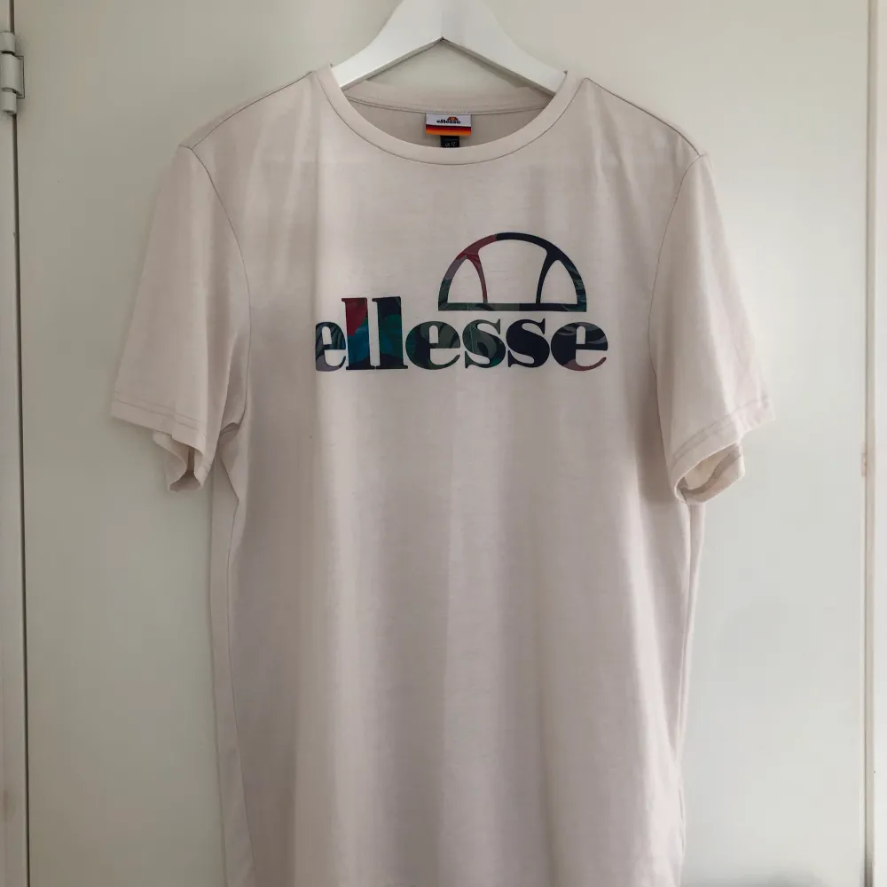 Snygg Ellesse tröja i Storlek UK 12, oanvänd men lappen tyvärr borttagen.. T-shirts.
