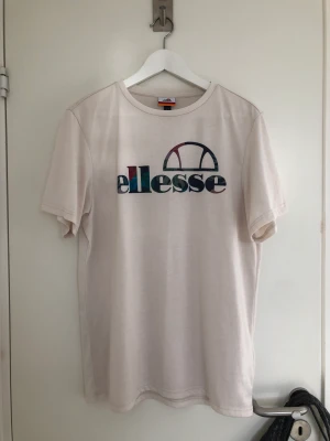 Ellesse tröja - Snygg Ellesse tröja i Storlek UK 12, oanvänd men lappen tyvärr borttagen.