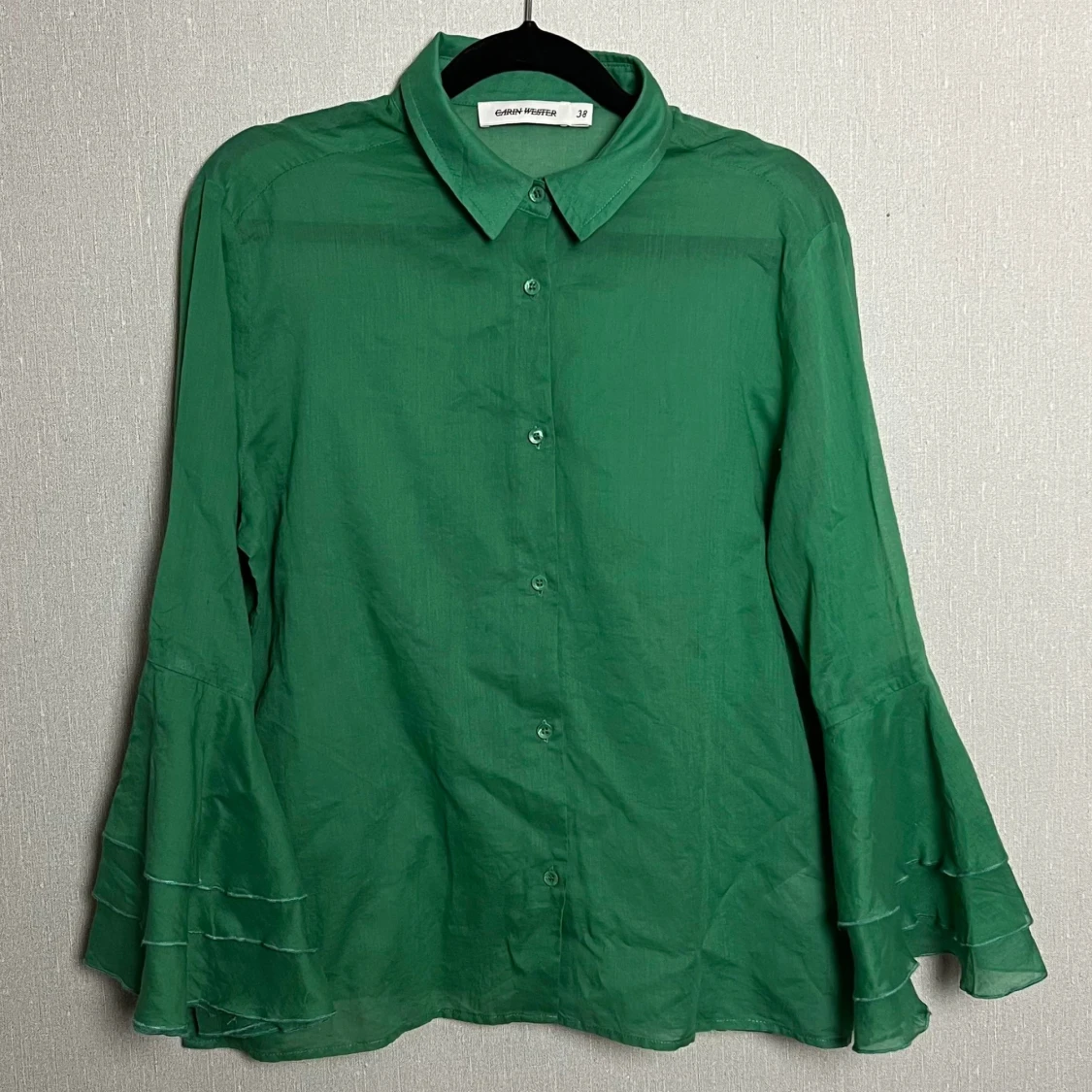 Grön skjorta med snygga ärmar (Carin Wester)