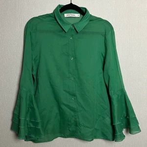 Grön skjorta med snygga ärmar (Carin Wester) - Supersnygg Carin Wester skjorta med volangärmar 👌
