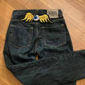 Tänkte kolla intresset på mina von dutch jeans! Skriv om ni är intresserad med ett prisförslag, vet inte storlek men kan skriva måtten! 