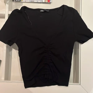 V-ringad topp från zara - Säljer min sharta v-ringade topp från zara, köpte förra året men säljer pga att jag inte använder den längre. Man kan ävem dra åt den vid midjan eller inte då den är väldigt stretchig