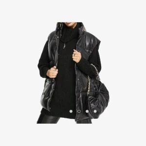 Väst i läderimitation  - Svart väst i läderimitation. Nyskick. Storlek xs men skulle själv säga att den kan passa allt från xs-l beroende på hur man vill den ska sitta. Nypris 489