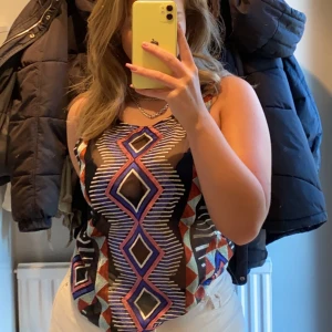 Linne - Fint tunnt linne med breda band ( lite genomskinlig framtill)