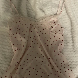 Linne  - Jättegulligt linne aldrig använt bara tagit bort prislappen och tvättat bara vid bra pris som jag säljer då den är slutsåld nöstkntill överallt:)