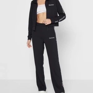 Tracksuit från Juicy Couture🖤 - Säljer min helt nya tracksuit från Juicy Couture. Den är slutsåld överallt. Nypris ca 2300kr mitt pris 2000kr. Storlek Xs i byxor & S i koftan😇