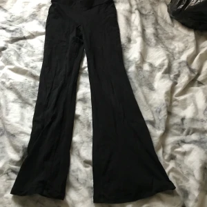 Utsvängda tights - Jättefina utsvängda tights som är i jättebra skick och köparen står för frakt😊