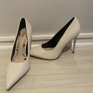 Högklackade skor - Eleganta höga klackar från Zara, använda 1 gång.  Säljer pga för stora💖