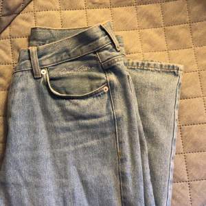 Jeans som är lite använda men fortfarande i bra skick. Säljer bara för att jag redan har ett annat likadant par, men annars så är det en jätte bra byxa! Jeansen är baggy och i storlek Xs. Kostar 600 nya!