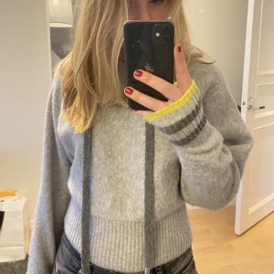 Grå hoodie  - Jättefin grå hoodie med snygga detaljer på! Tröjan är ett samarbete med HM och Pringle of Scotland💓