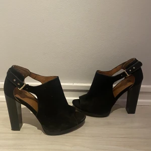 Coola klackar - Höga snygga pumps. Använda 1 gång! 