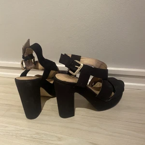 Coola klackar - Klackskor med hög sula och klack. Använda fåtal gånger, torkas av vid beställning! 