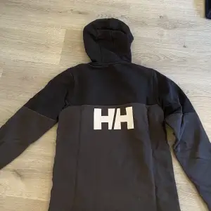 Svart/grå Helly Hansen hoodie i storlek 176/16