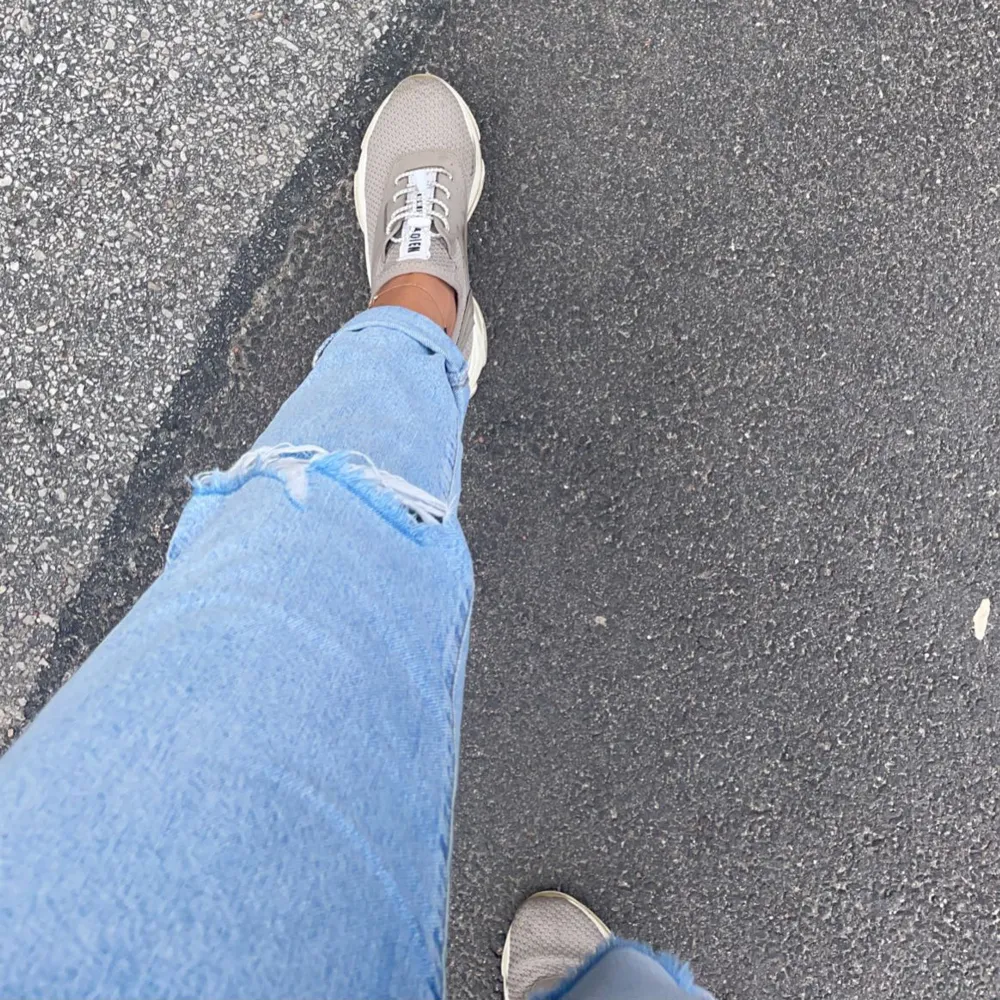 jätte snygga blåa jeans med hål på knäna. köpt för 399kr från Gina Tricot, säljer för 200. Jeans & Byxor.