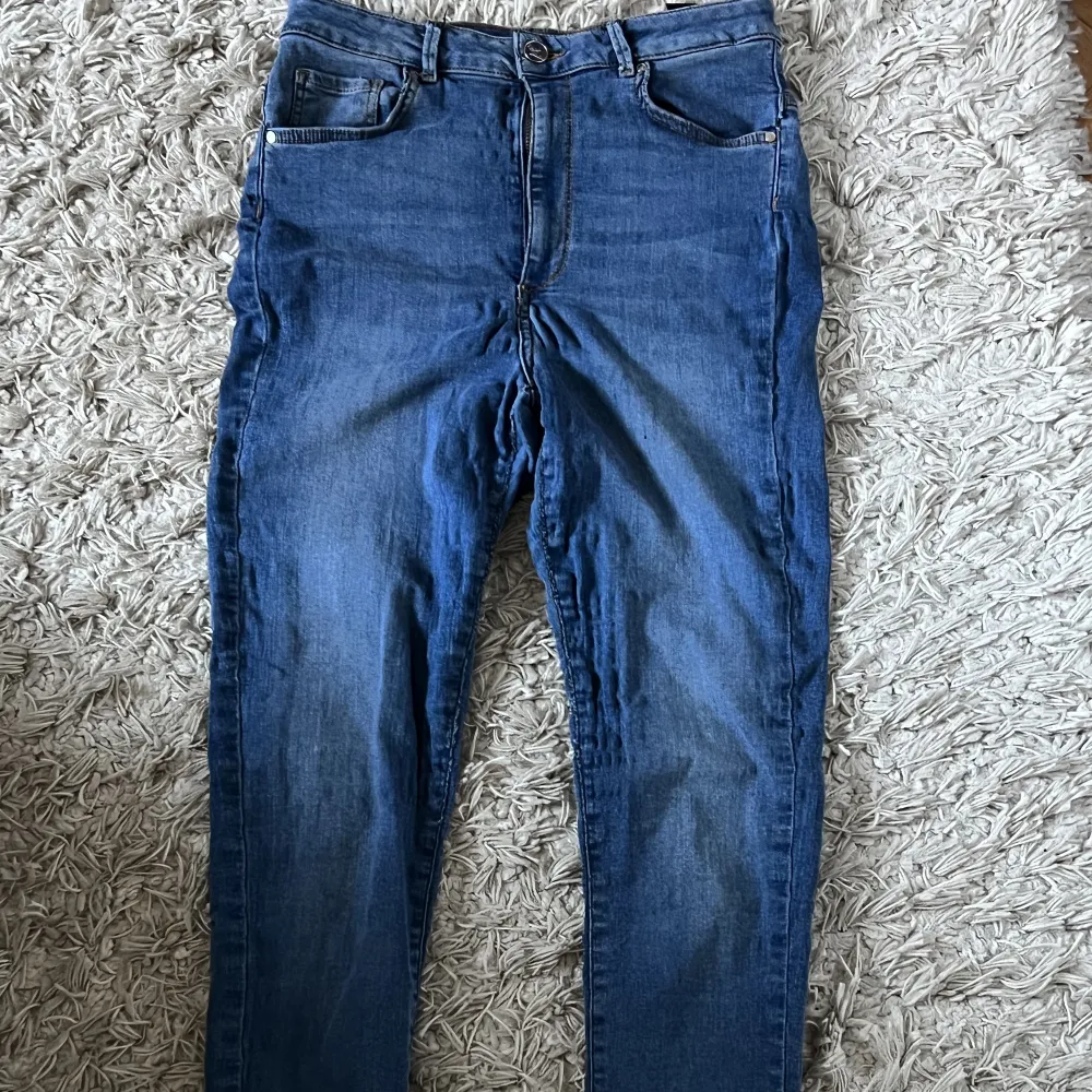 Blåa jeans från bikbook i storlek m, säljer då det inte är min stil längre💗💗köparen strå för frakt . Jeans & Byxor.