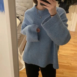 Stickad tröja - Blå stickad tröja i ullblandning