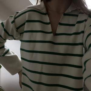 Randig tröja från Zara i grönt💚 så himla skön och mysig men kommer tyvärr inte till användning längre🫶 sparsamt använd!✨