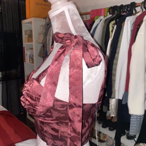 Helt ny topp - Helt oanvänd topp med prislappen fortfarande på. Köpt fr Boohoo.  Sjukt fin topp med justerbara axelband 