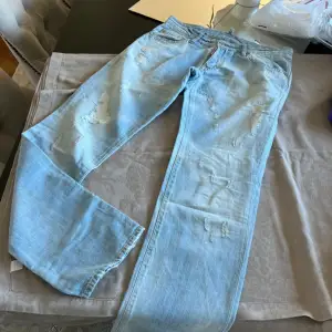 Ljusa dsquared jeans, (den versionen som är lite mer loose fit) denna modellen går inte längre att hitta.  Storlek: 48 Cond: 8.5/10 Medföljer: endast byxorna Retail: ca 4500kr BIN: 2799kr + frakt