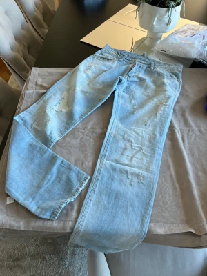 Ljusblå dsquared jeans storlek 48 - Ljusa dsquared jeans, (den versionen som är lite mer loose fit) denna modellen går inte längre att hitta.  Storlek: 48 Cond: 8.5/10 Medföljer: endast byxorna Retail: ca 4500kr BIN: 2799kr + frakt