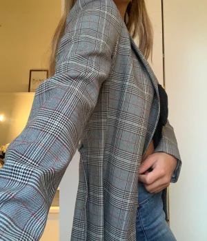 Rutig Blazer - Blazer i strl. 34. Tillhörande ett litet   ”bälte” som sitter på men som man även kan ta bort! Nypris: 599 kr