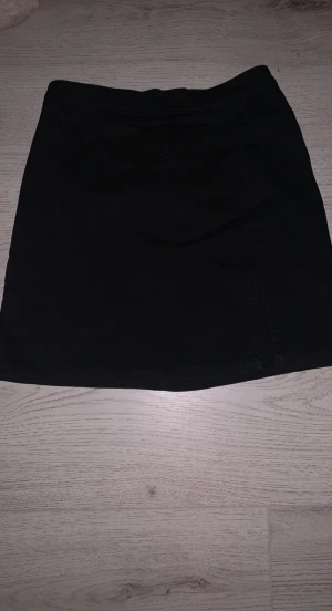 Kjol - Säljer denna riktigt snygga kjol från hm. Den är i storlek 36 och passar väldigt bra. Skriv om ni vill ha fler bilder! Hör av er.