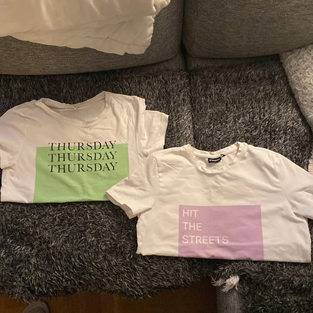 Säljer dessa två t-shirts båda från vero moda. Båda för 150 eller en för 70. Tvättas o stryks såklart innan det fraktas👍🏼. T-shirts.