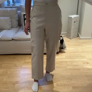 Pu byxor - Beiga blanka Pu byxor från weekday i storlek 36🤍 Frakt tillkommer!