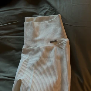 Aimn träningsbyxor - Helt nya träningsbyxor från aimn i färgen off white. Säljer pga att dem inte kommit till användning. Nypris 599kr