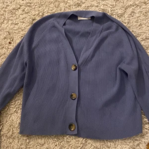 Zara kofta - Jag säljer min zara kofta som jag inte använder längre. Den är i bra skick. Nypris: 279