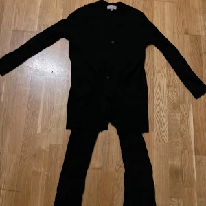Koft sett - Sett med utsvängda byxor och en cardigan till i storlek S