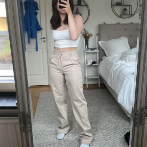 Kostymbyxor - Snygga kostymbyxor från Bershka, använda fåtal gånger💕 Går även att vika upp i benen