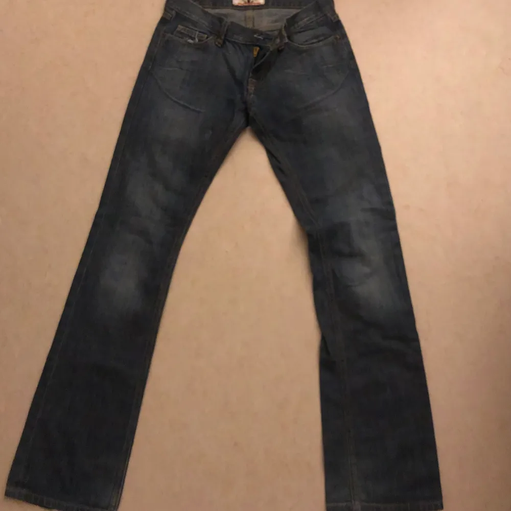 Blåa Fornorina jeans i stl 26 de kostade ca 1500 nypris❤️Skulle nog säga att dem är som en 34/XS❤️ midjemåttet är 70 cm och innerbenslängden är 82 cm❤️BUDA❤️. Jeans & Byxor.