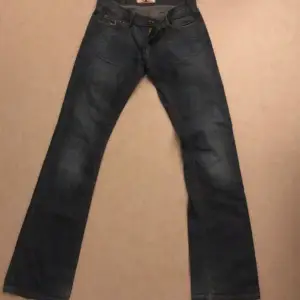 Blåa Fornorina jeans i stl 26 de kostade ca 1500 nypris❤️Skulle nog säga att dem är som en 34/XS❤️ midjemåttet är 70 cm och innerbenslängden är 82 cm❤️BUDA❤️