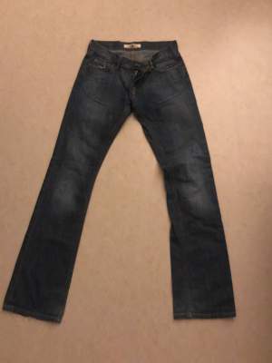 Blåa Fornorina jeans i stl 26 de kostade ca 1500 nypris❤️Skulle nog säga att dem är som en 34/XS❤️ midjemåttet är 70 cm och innerbenslängden är 82 cm❤️BUDA❤️