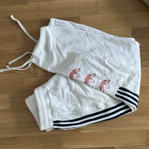 Vita Adidas byxor  - Vita Adidasbyxor, mjukisbyxor. 
