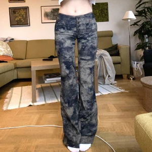 Mönstrade jeans - Blekt mönster, låg midja och bootcut. Helt nya köpt med lappen kvar. supercoola  Midjemått 66cm Ytterbensmått 106 cm