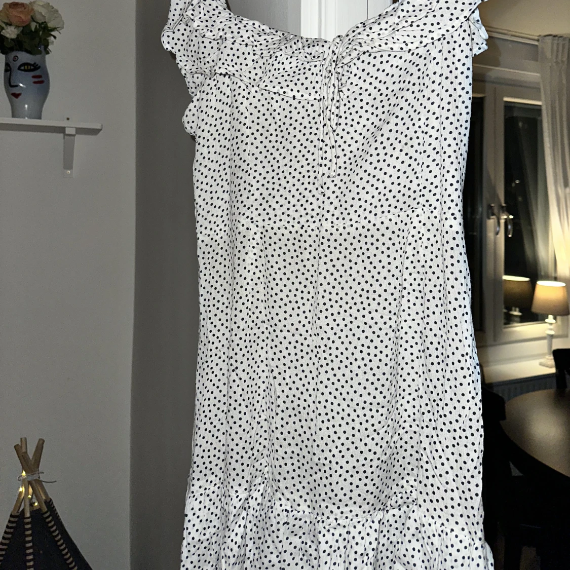 Klänning med volang