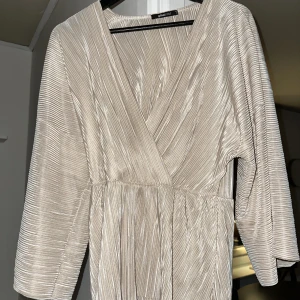 Blus - Roséguldig blus som aldrig använts.  Köpare står för frakt.