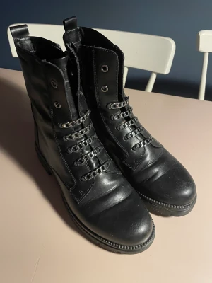 Sparsamt använda Tamaris kängor - Normala i storlek och med dragkedja på insidan som för det enkelt att ta på- och av dem. Skafthöjd: 17 cm. Klackhöjd: 3,5 cm.  Nypris: 890kr Nupris: 500kr  Swishbetalning föredras. Finns i Ockelbo. Skickas om köparen står för frakt