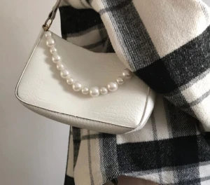 Vit handväska - Lägger upp på nytt för oseriösa köpare och påsen stämde inte.❤️har inte använts 