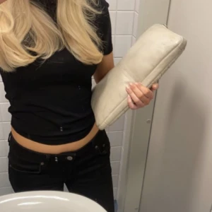 Levis tshirt - Fin svart Levis t-shirt. Inga tecken på användning då den är oanvänd. Nypris 300kr säljer för 150kr! ❣️