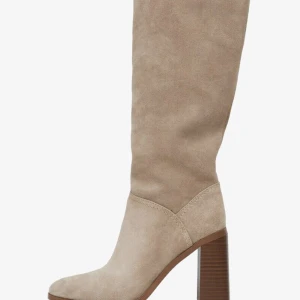 Mango klackar - Säljer mina trendiga klackar som aldirg är använda från mango. Lappen är dessutom kvar! Sista bilden är lånad. Köp direkt för 650 kr plus frakt💞 köpte för 1200