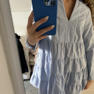 Zara klänning - Säljer denna fina klänningen från zara i storlek s💝Säljer pågrund av att den inte kommit till använding, lappen sitter även kvar på den. Buda från 125 kr och kontakta mig för fler bilder💓💓köparen står även för frakten!