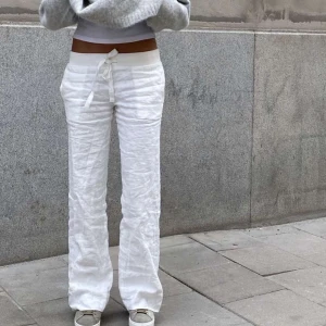 Lågmidjade Linnebyxor  - Säljer dessa supersnygga populära lågmidjade linnebyxorna från Lova Widerberg, (alobha). Endast använda fåtal gånger så alltså i väldigt bra skick. Nypris 699, säljer för 500kr💓💓köparen står för frakten!!