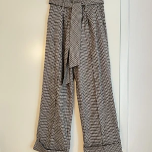 Smårutig byxa - Smårutig byxa i vid passform med slag. Så snygg och bekväm från BikBok✨